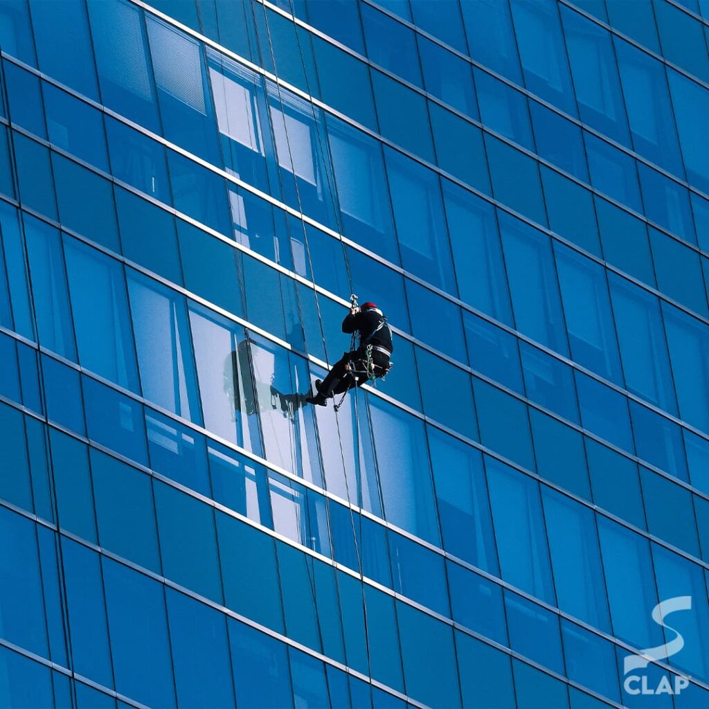 CLAP limpieza en altura limpieza de vidrios en altura empresa de limpieza en altura CABA mantenimiento edilicio en altura limpieza de fachadas profesional