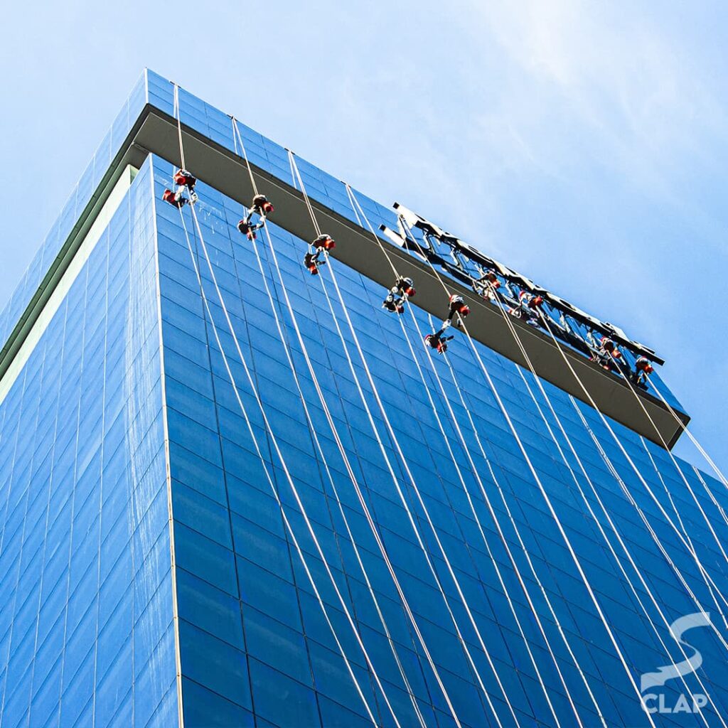 CLAP limpieza en altura limpieza de vidrios en altura empresa de limpieza en altura CABA mantenimiento edilicio en altura limpieza de fachadas profesional