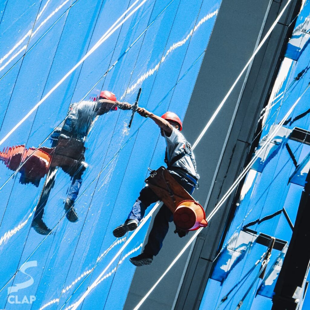 CLAP limpieza en altura limpieza de vidrios en altura empresa de limpieza en altura CABA mantenimiento edilicio en altura limpieza de fachadas profesional