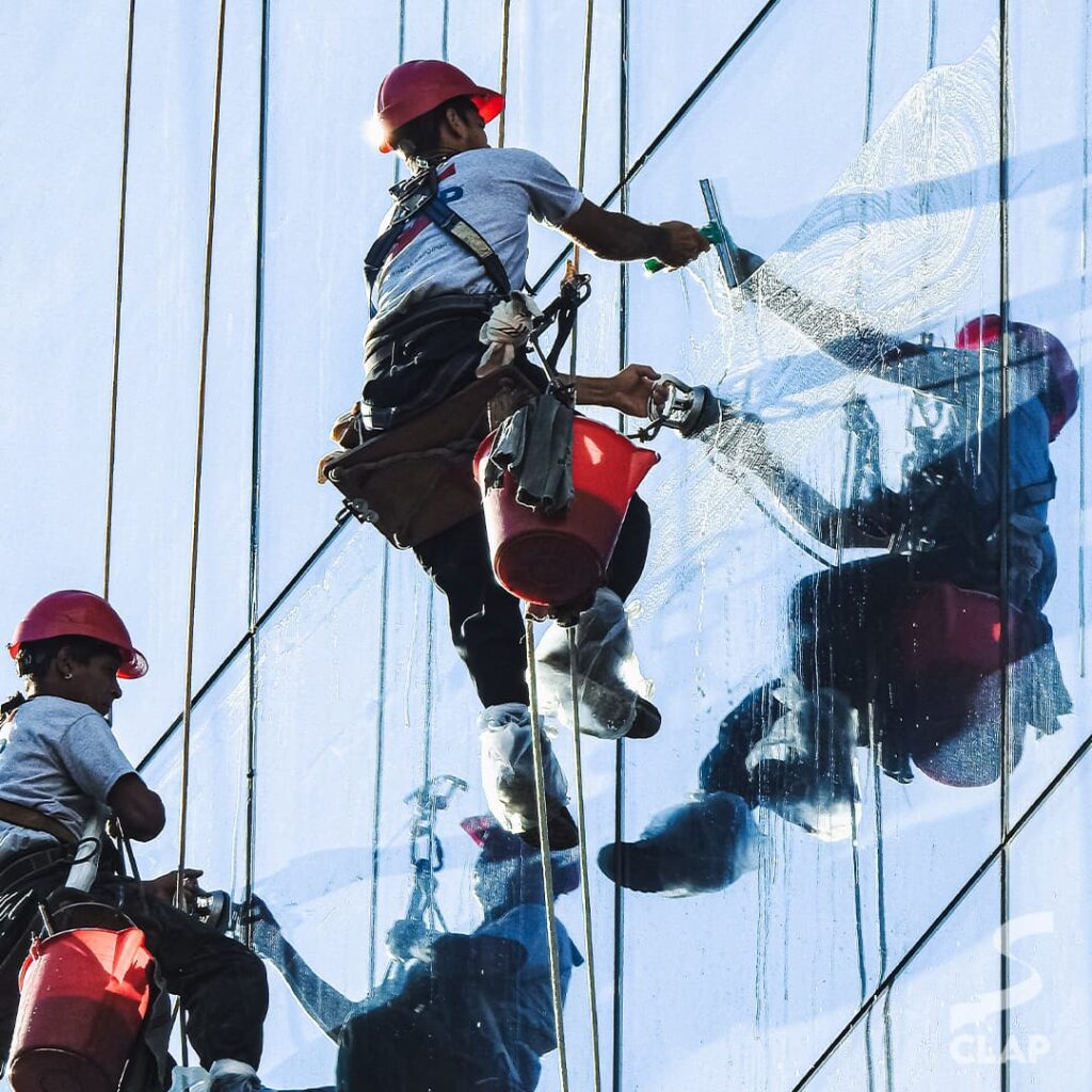 CLAP limpieza en altura limpieza de vidrios en altura empresa de limpieza en altura CABA mantenimiento edilicio en altura limpieza de fachadas profesional