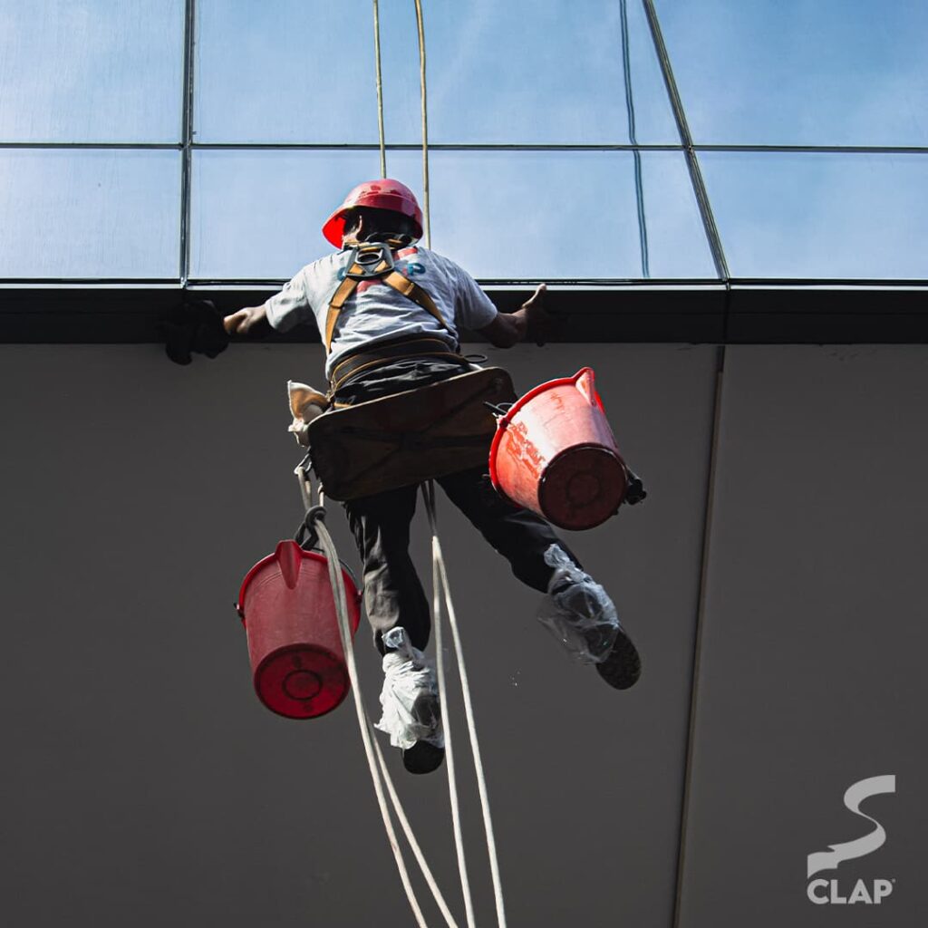 CLAP limpieza en altura limpieza de vidrios en altura empresa de limpieza en altura CABA mantenimiento edilicio en altura limpieza de fachadas profesional