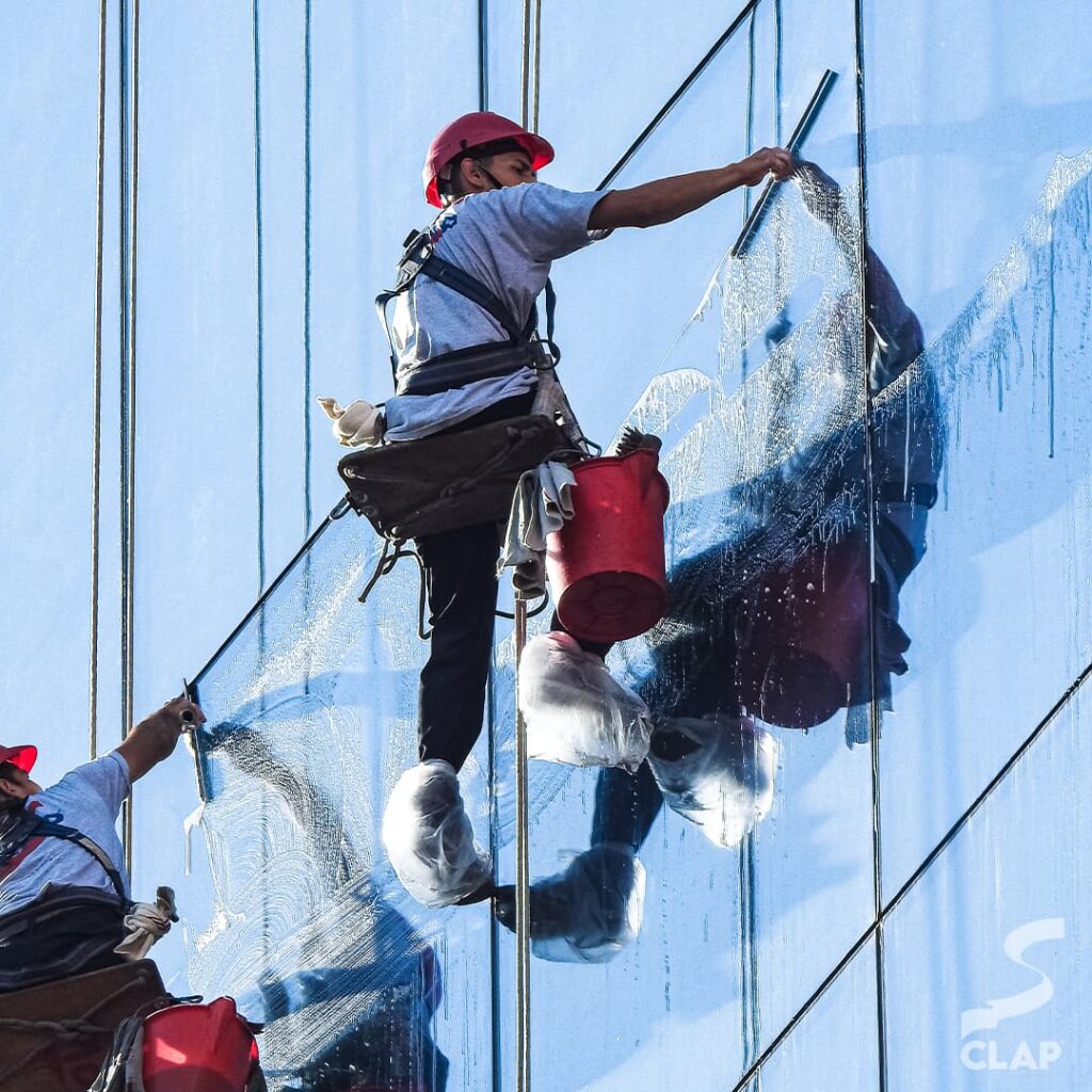CLAP limpieza en altura limpieza de vidrios en altura empresa de limpieza en altura CABA mantenimiento edilicio en altura limpieza de fachadas profesional