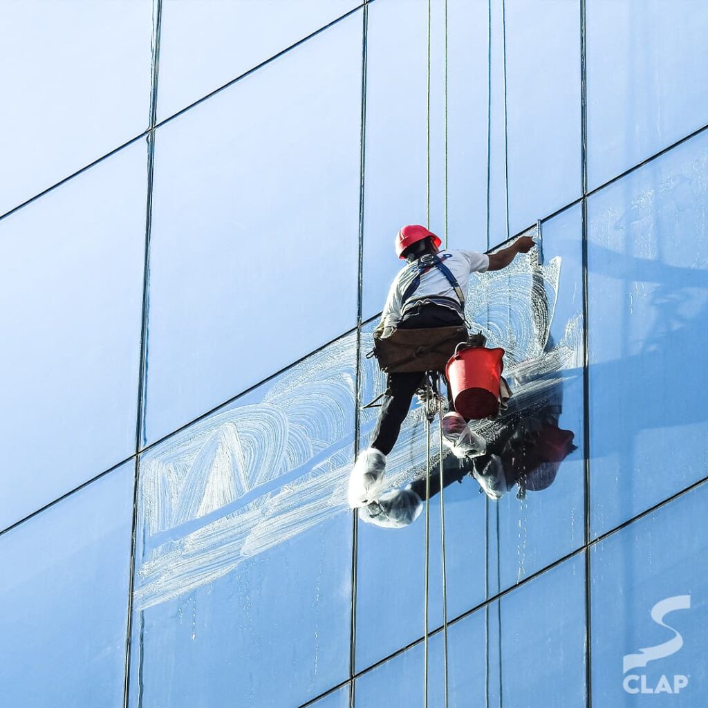 CLAP limpieza en altura limpieza de vidrios en altura empresa de limpieza en altura CABA mantenimiento edilicio en altura limpieza de fachadas profesional