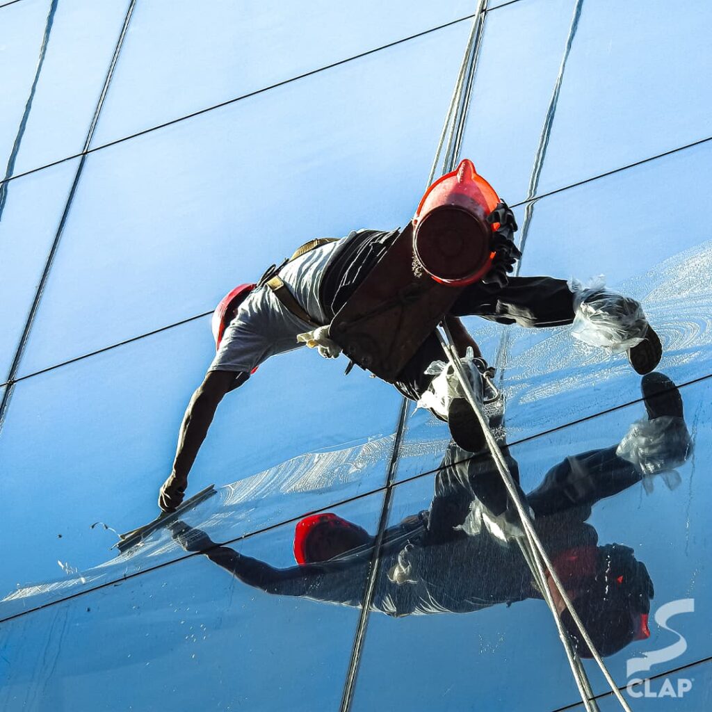 CLAP limpieza en altura limpieza de vidrios en altura empresa de limpieza en altura CABA mantenimiento edilicio en altura limpieza de fachadas profesional