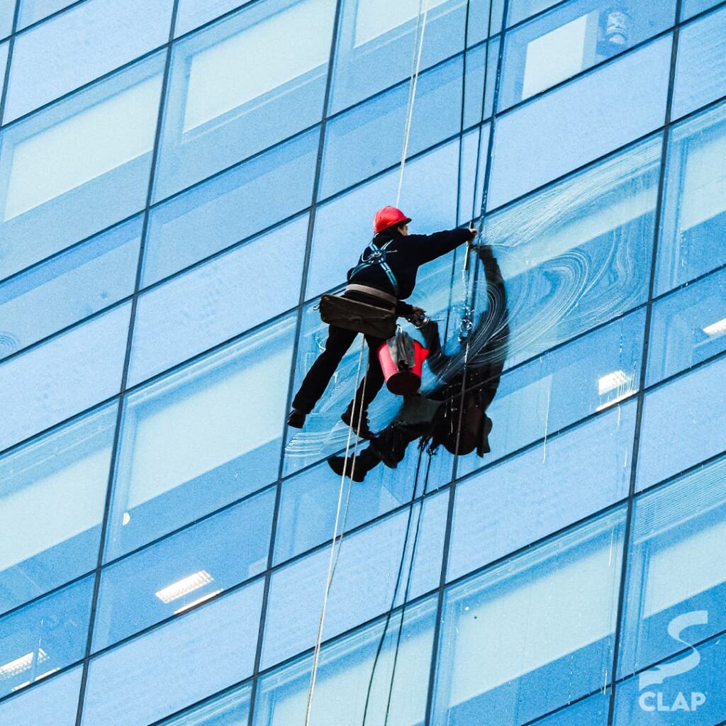 CLAP limpieza en altura limpieza de vidrios en altura empresa de limpieza en altura CABA mantenimiento edilicio en altura limpieza de fachadas profesional